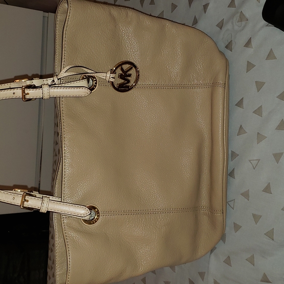 MICHAEL Michael Kors Handbags - 💕🔥Beige Michael Kors Bag Tote🔥💕